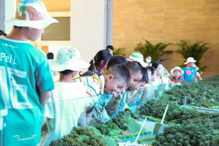 參觀長(zhǎng)江流域梯級(jí)電站整理概貌沙盤 參觀長(zhǎng)江流域梯級(jí)電站整理概貌沙盤